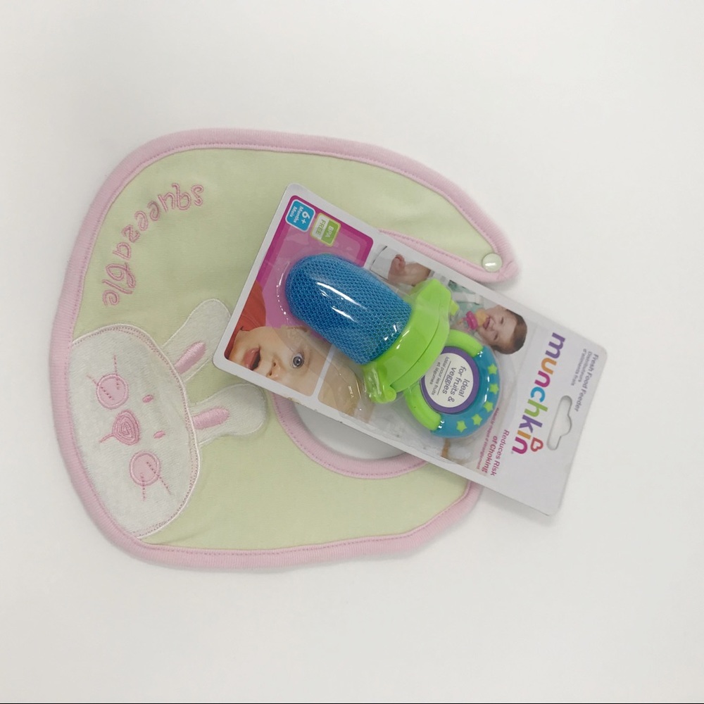 Vitamins Bib And Munchkin Food Feeder🌻